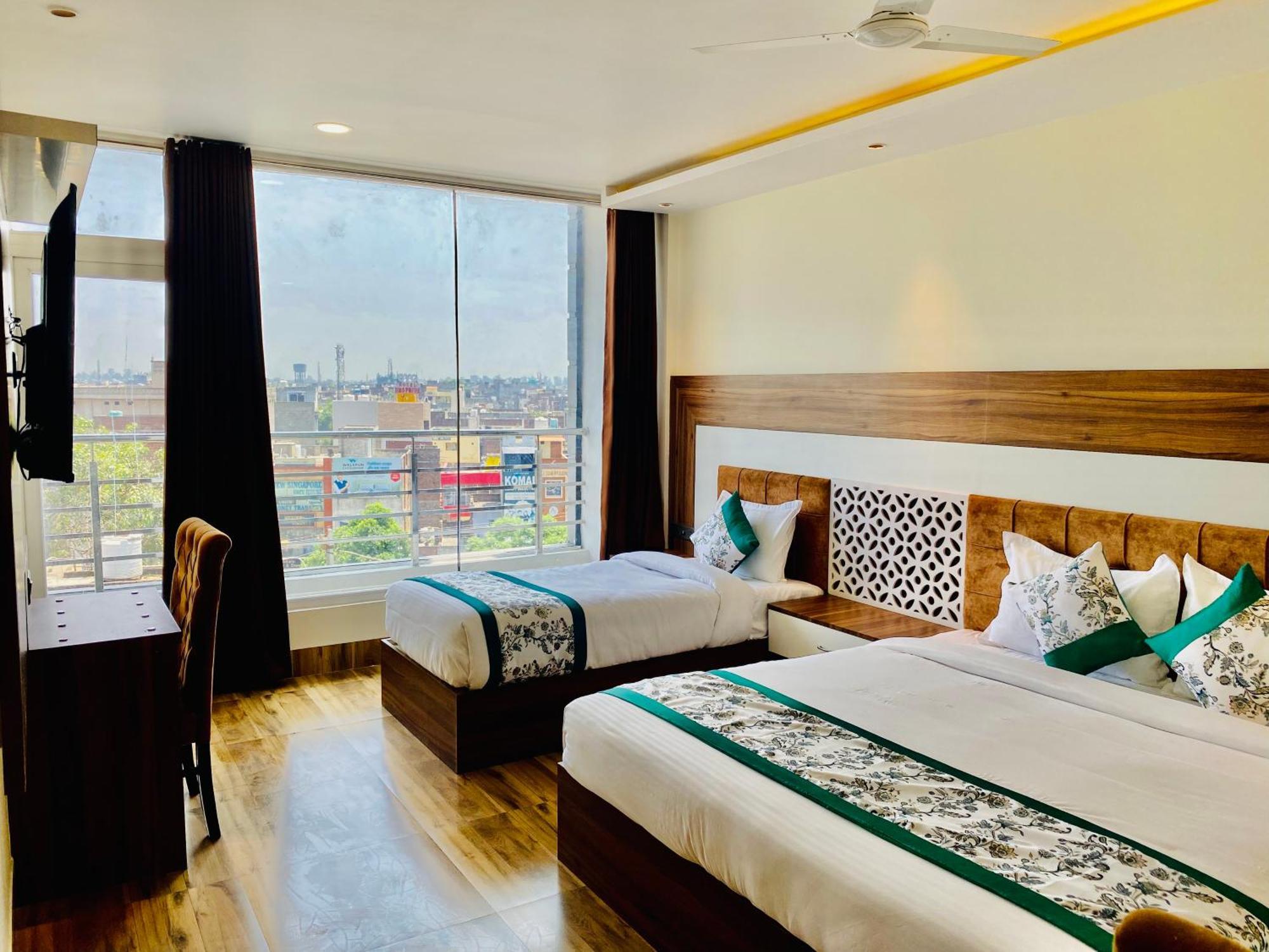 Hotel White House 350 Mtr From Golden Temple Amritsar Exterior photo