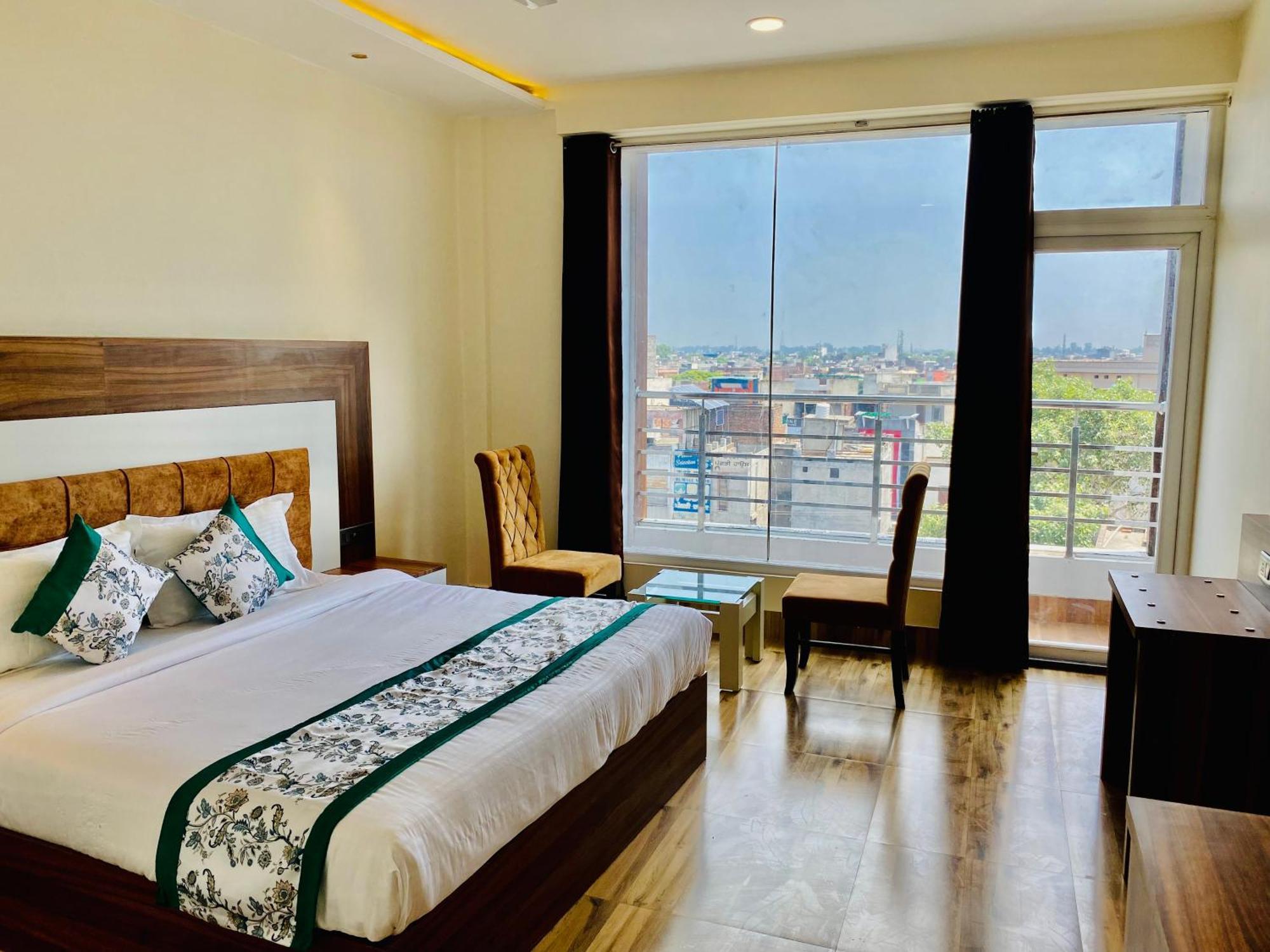 Hotel White House 350 Mtr From Golden Temple Amritsar Exterior photo