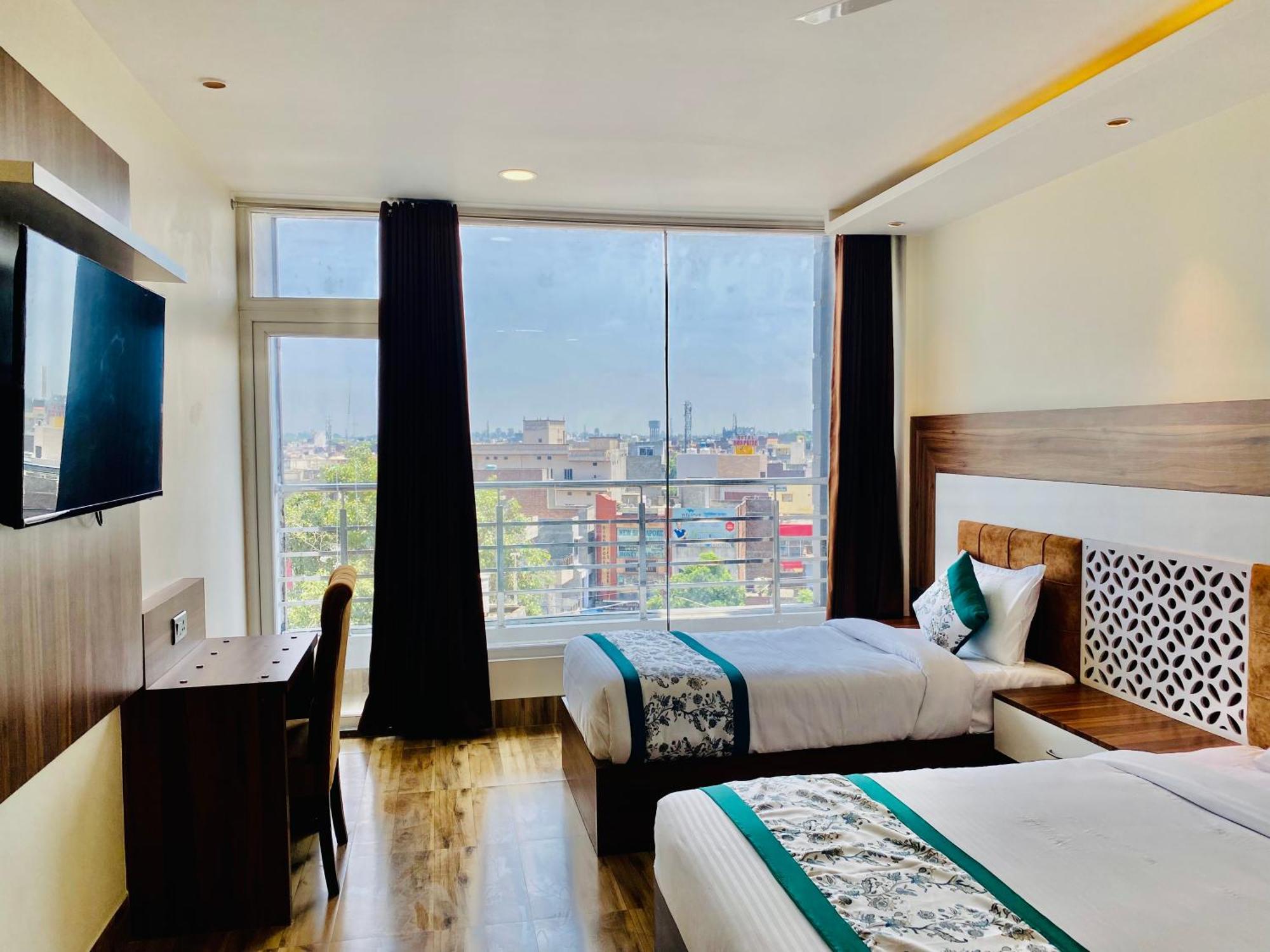Hotel White House 350 Mtr From Golden Temple Amritsar Exterior photo