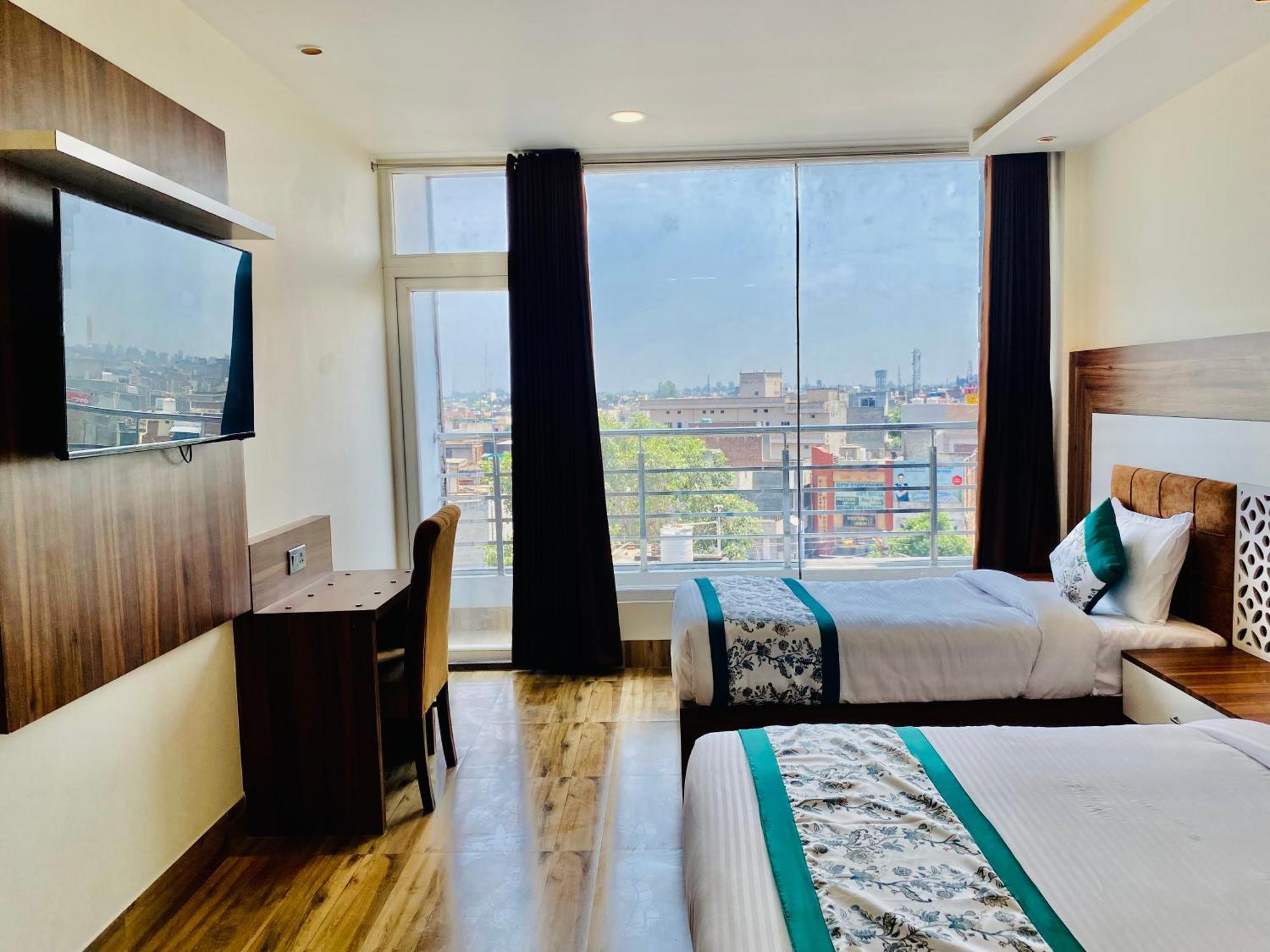 Hotel White House 350 Mtr From Golden Temple Amritsar Exterior photo