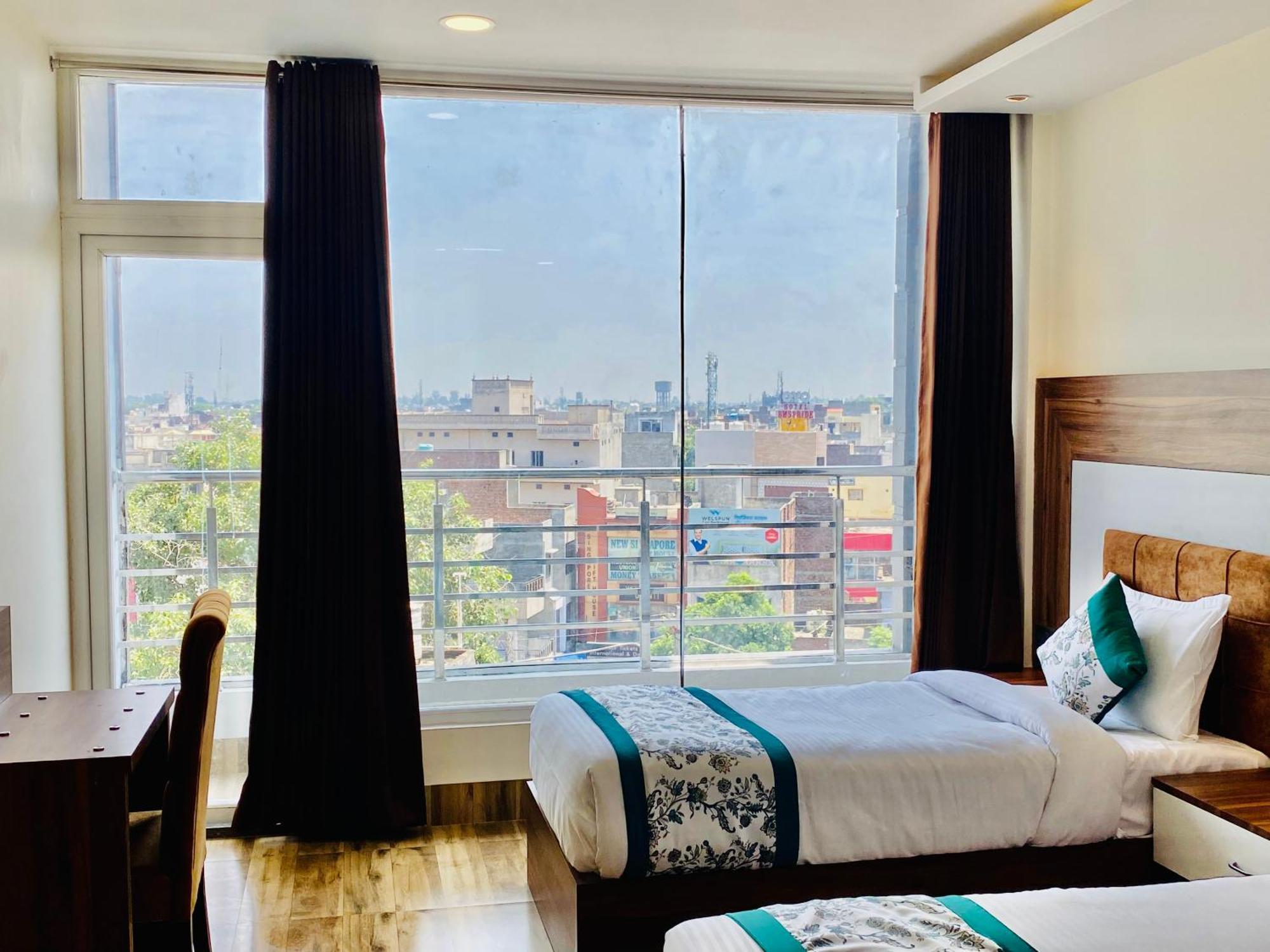 Hotel White House 350 Mtr From Golden Temple Amritsar Exterior photo